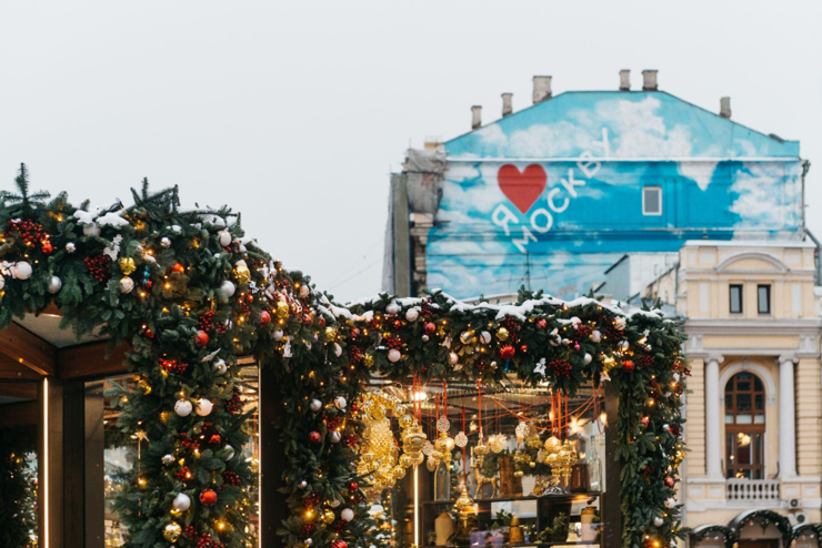 The Science of Flocking: How Artificial Christmas Trees are Coated for a Wintry Effect